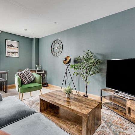 Homely 2 Beds Apt Up To 5 Guests-Wifi By Tent Serviced Apartments Чертси Экстерьер фото