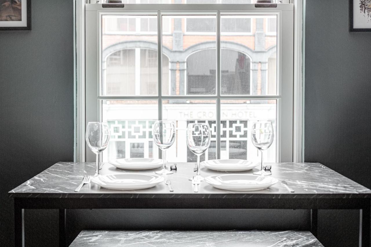 Homely 2 Beds Apt Up To 5 Guests-Wifi By Tent Serviced Apartments Чертси Экстерьер фото
