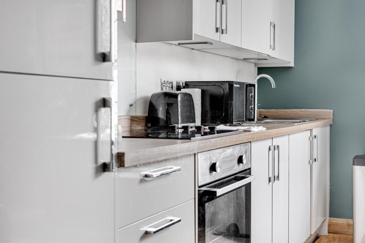 Homely 2 Beds Apt Up To 5 Guests-Wifi By Tent Serviced Apartments Чертси Экстерьер фото